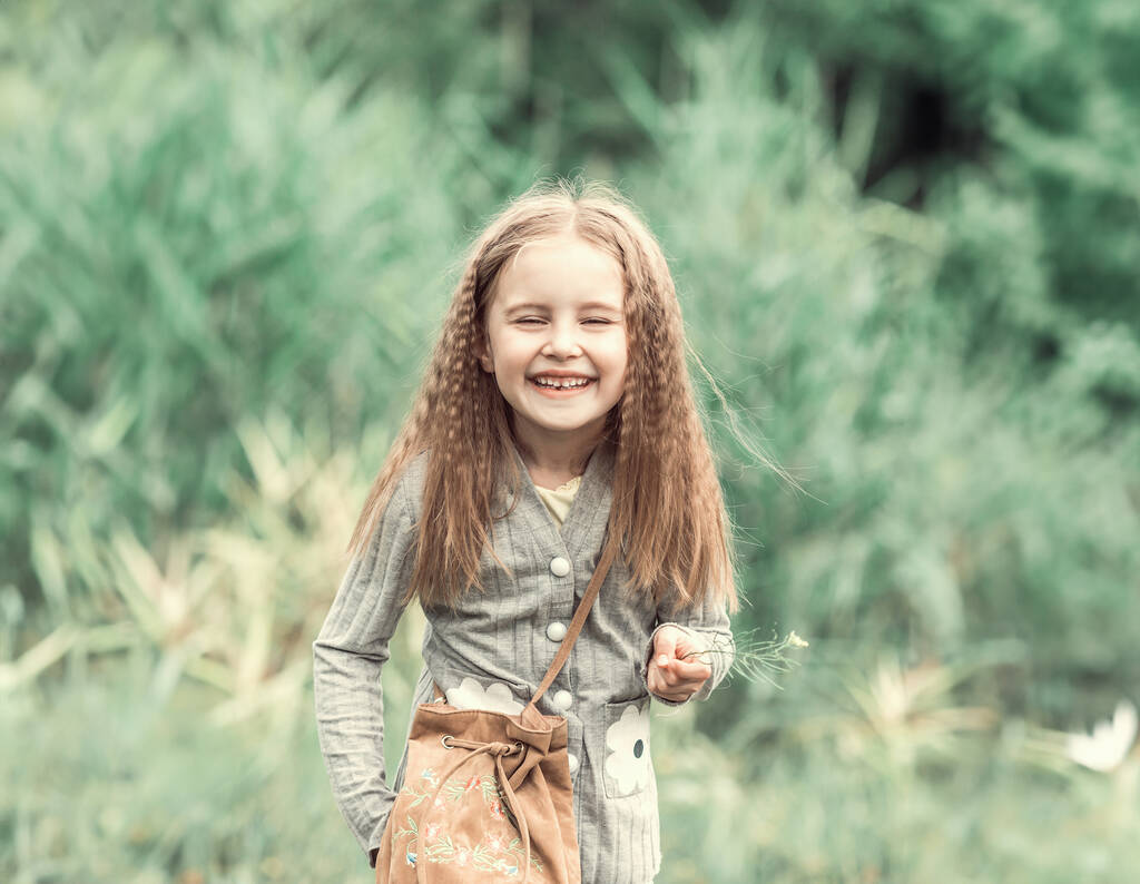 roztomilá holčička chodí v letní dřevo - Fotografie, Obrázek