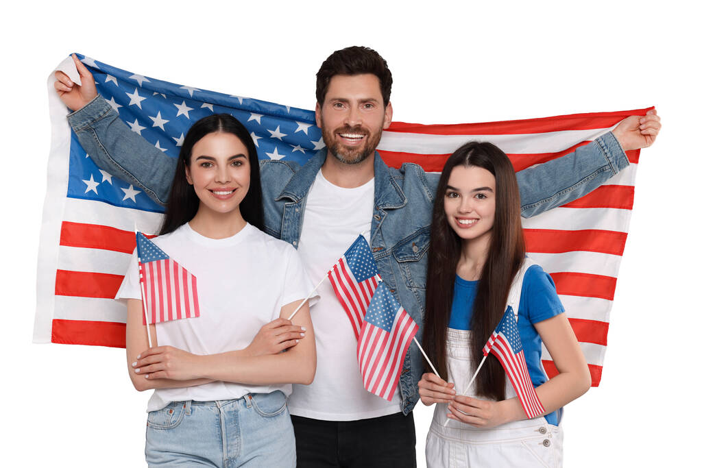 4 липня - День незалежності Америки. Щаслива родина з державними прапорами Сполучених Штатів на білому тлі - Фото, зображення