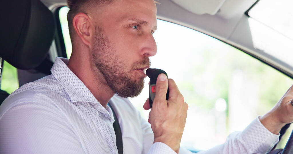 Teste de álcool respirador em carro. Homem fazendo exame de respiração - Foto, Imagem