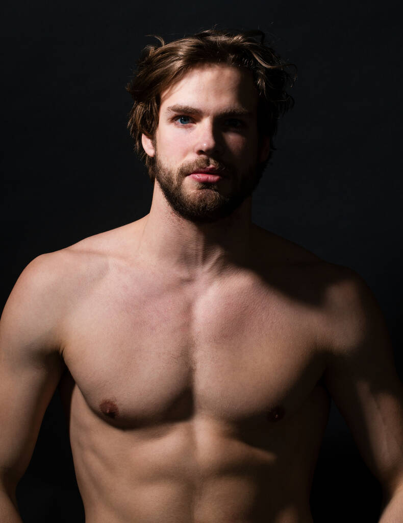 Портрет молодого сексуального красивого чоловіка з голим, торсом, атлетичним геєм, чоловічою моделлю, м'язистим гарячим хлопчиком
 - Фото, зображення