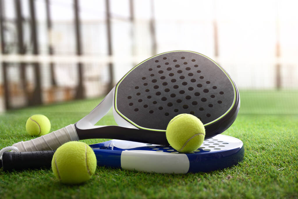 raquetas de Padel y pelotas en el suelo de césped artificial en la cancha al aire libre. Vista frontal. - Foto, Imagen