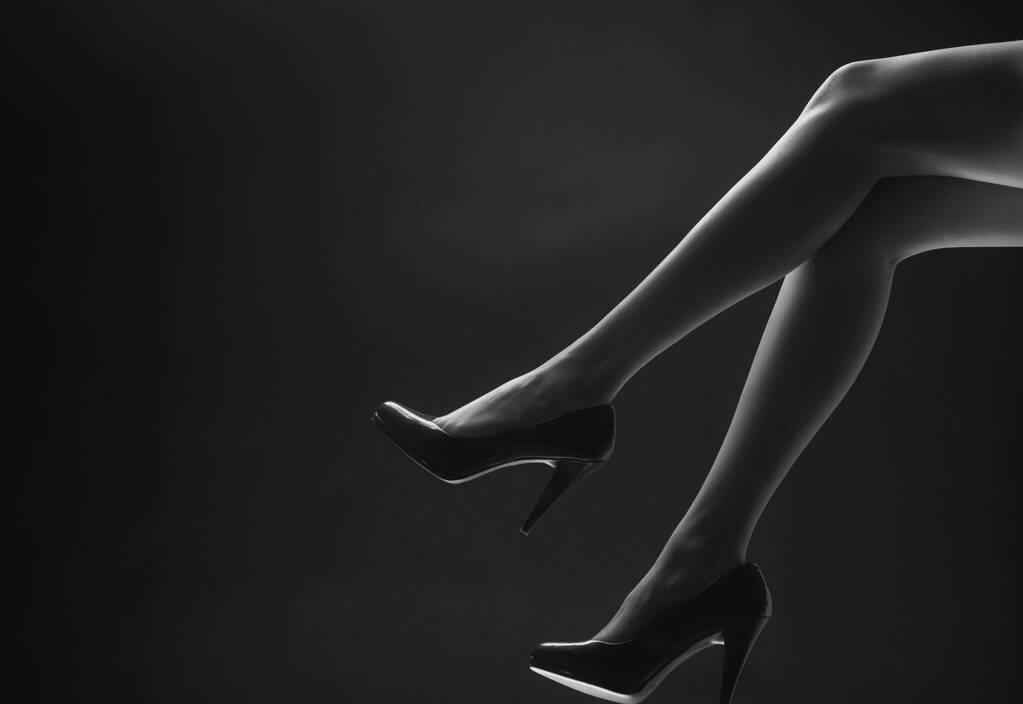赤いかかとの女性の足。ファッションスタイル。女の子セクシースリム足 - 写真・画像