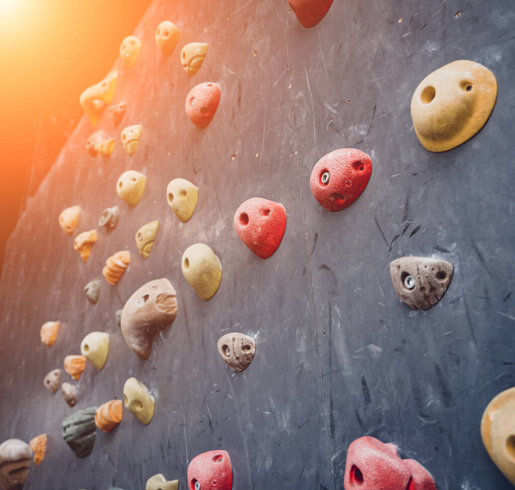 Renkli tutacakları ve ipleri olan yapay tırmanma duvarı. - Fotoğraf, Görsel