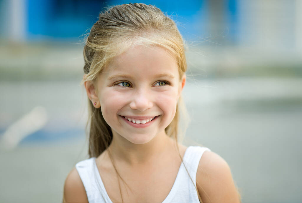 Πορτρέτο ενός όμορφου κοριτσιού liitle γκρο πλαν - Φωτογραφία, εικόνα