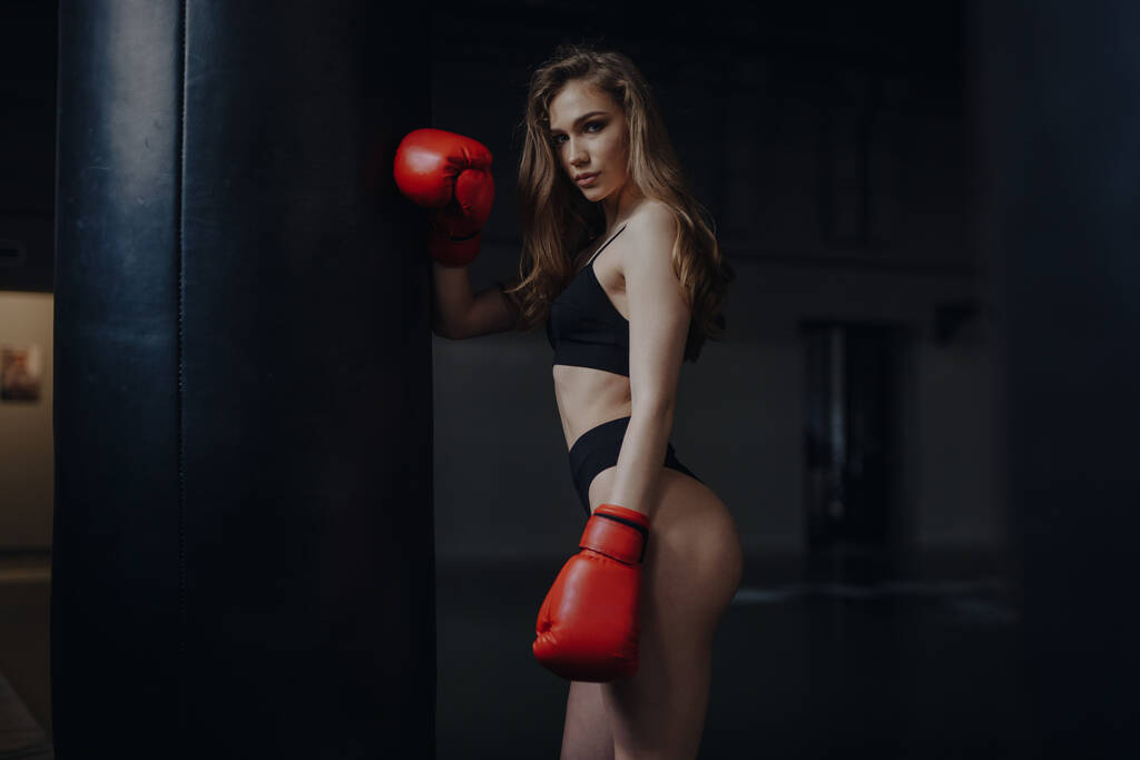 Sexy vrouw bokser in beha en slipje poseren bij de box club - Foto, afbeelding
