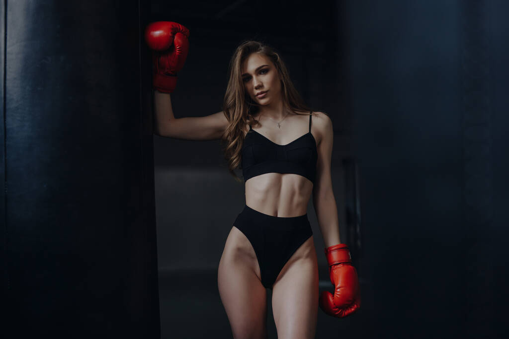 Mulher sexy boxer no sutiã e calcinha posando no clube de caixa - Foto, Imagem