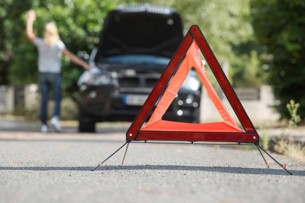 Трикутник з жінкою, що вітає допомогу в розбитій машині - Фото, зображення