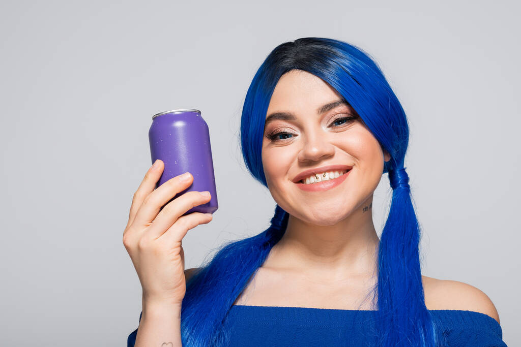concepto de verano, mujer joven alegre con pelo azul que sostiene la lata de refresco sobre fondo gris, subcultura moderna, individualismo, juventud y estilo de vida, color vibrante, auto expresión, identidad única  - Foto, imagen