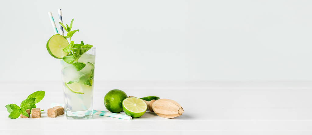 Alkoholiton cocktail mojito ainesosineen sen valmistukseen valkoisella pohjalla
 - Valokuva, kuva