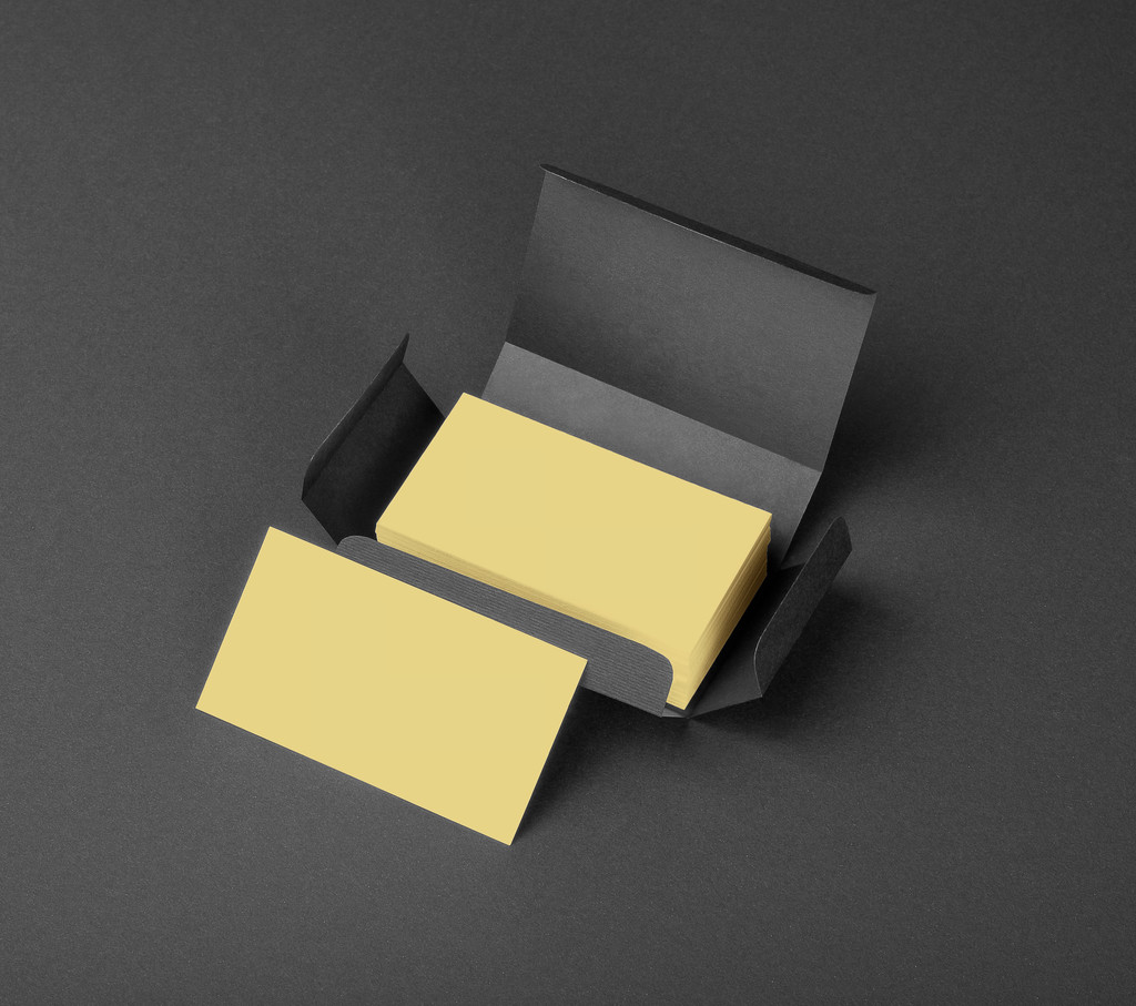 Tarjetas de visita beige en la caja gris
. - Foto, imagen