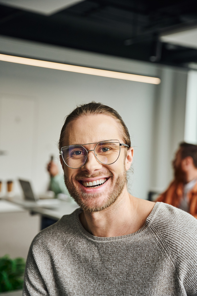 ammatillinen headshot komea ja ikionnellinen liikemies tyylikäs silmälasit hymyillen kameran hämärtynyt tausta moderni coworking toimisto, onnistunut yrittäjyys käsite - Valokuva, kuva