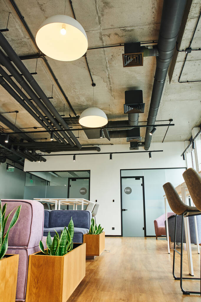Modern çalışma ofisinde bekleme alanı, yumuşak ve rahat kanepe, yüksek masa ve sandalyeler, yeşil ve doğal dekoratif bitkiler, yüksek teknoloji iç mekan, çalışma alanı organizasyonu konsepti - Fotoğraf, Görsel