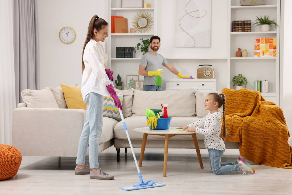 Tavaszi takarítás. Boldog család takarít együtt otthon. - Fotó, kép