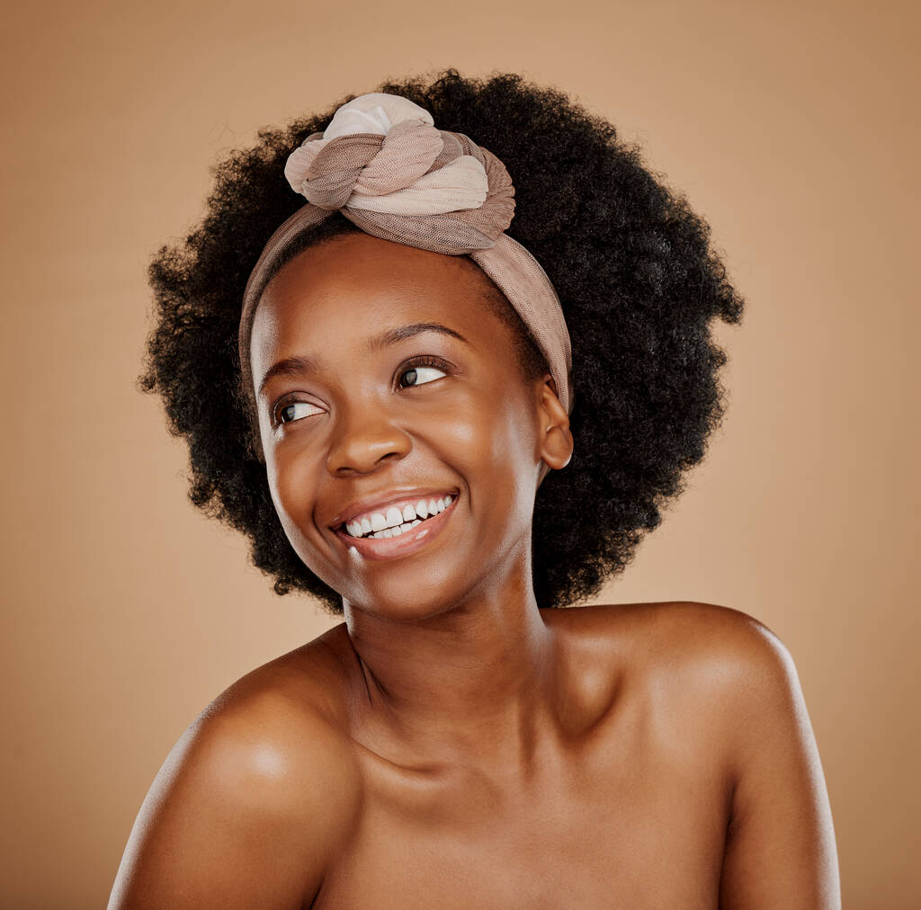 Czarna kobieta, uśmiech i szalik do pielęgnacji włosów w studiu odizolowanym na brązowym tle. Kosmetyki naturalne, myślenie i model afrykański z okładem po zabiegu salonowym na afro, wellness lub fryzurę. - Zdjęcie, obraz