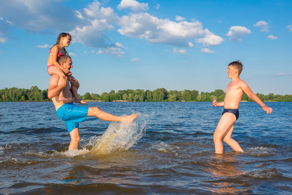 La famille en vacances s'amuse pendant les vacances d'été. Jeux dans l'eau, Voyage, repos, vacances - Photo, image