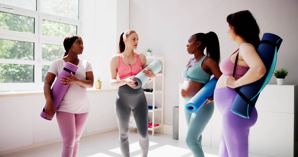Yoga Embarazo Grupo Fitness. Mujeres en el gimnasio - Foto, imagen