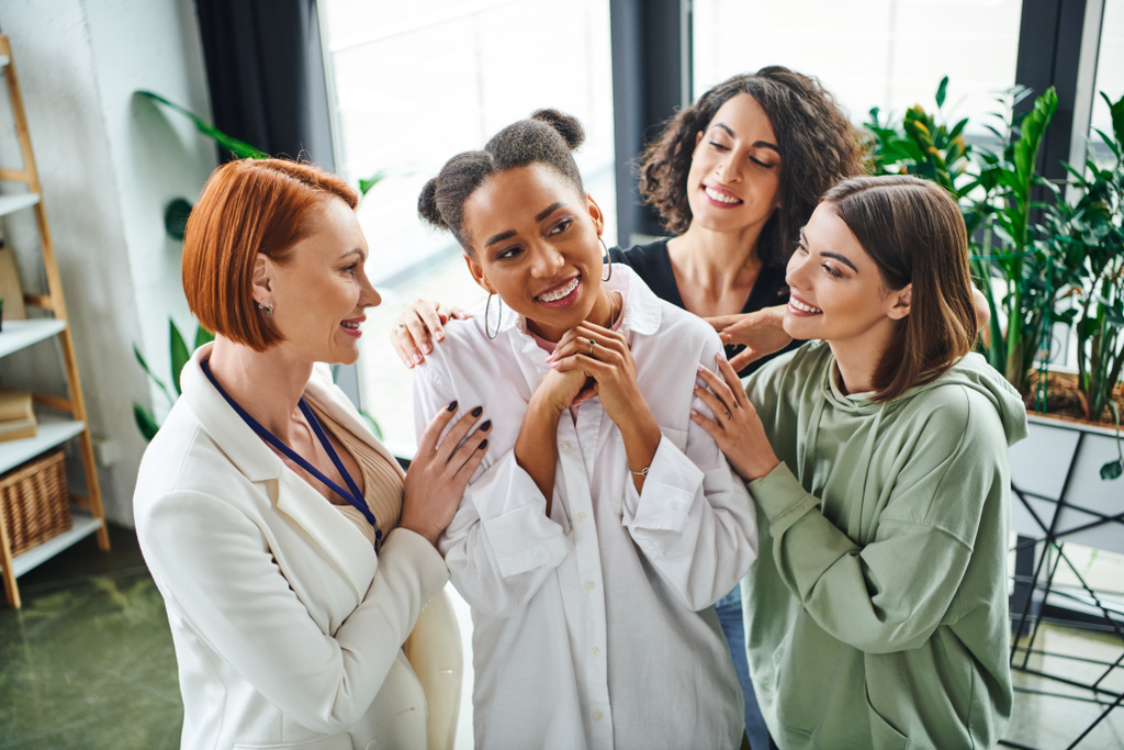 psicólogo positivo e multirracial amigos do sexo feminino abraçando mulher afro-americana satisfeito durante coaching psicológico, apoio moral e conceito de bem-estar mental - Foto, Imagem