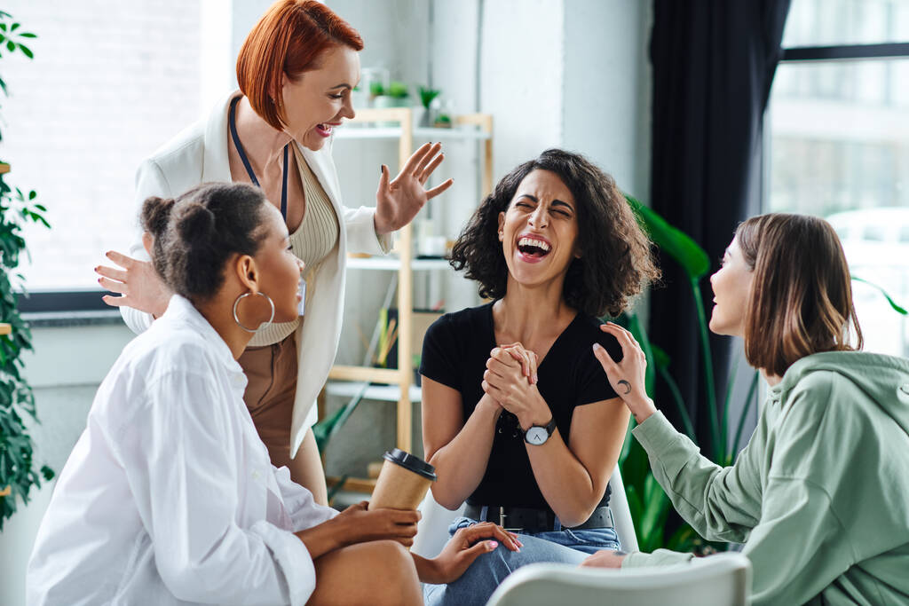 gelukkig psycholoog gebaar in de buurt opgewonden multiraciale vrouw lachen met gesloten ogen tijdens motivatie sessie met multi-etnische vriendinnen, begrip, ondersteuning en geestelijke gezondheid concept - Foto, afbeelding