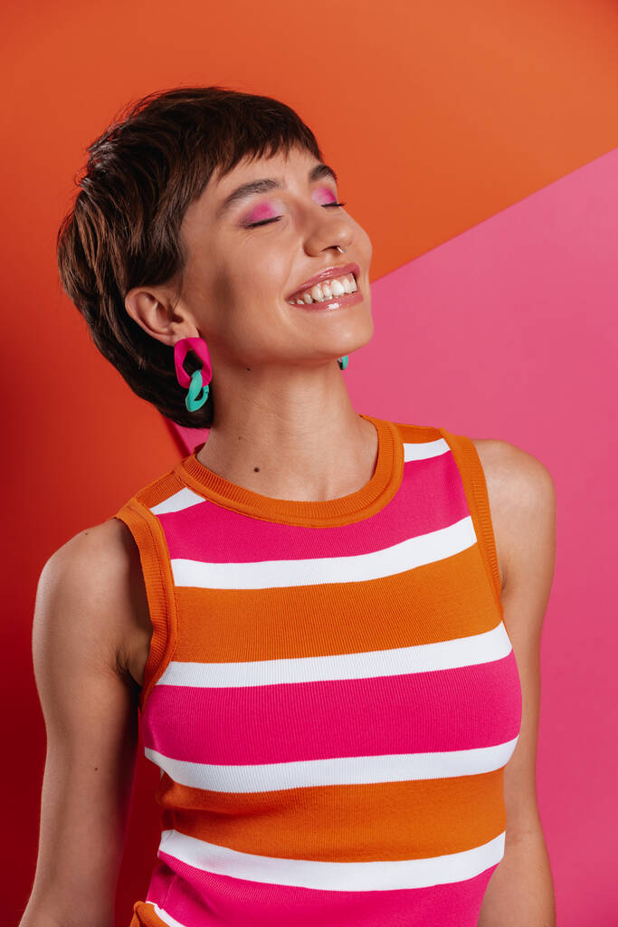 Bella giovane donna guardando felice mentre in piedi sullo sfondo colorato - Foto, immagini