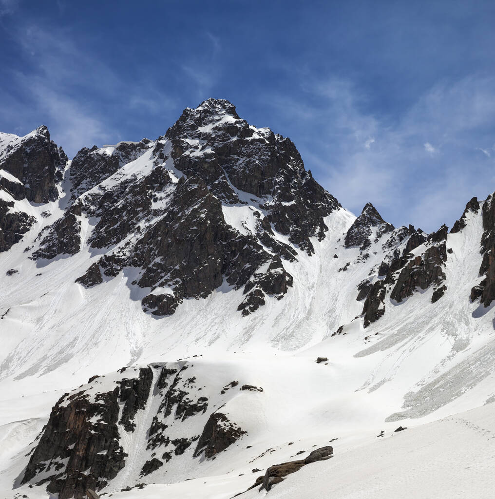 Rocas nevadas de luz solar con rastros de avalanchas en el soleado día de primavera. Turquía, montañas de Kachkar, la parte más alta de las montañas Pónticas. - Foto, Imagen