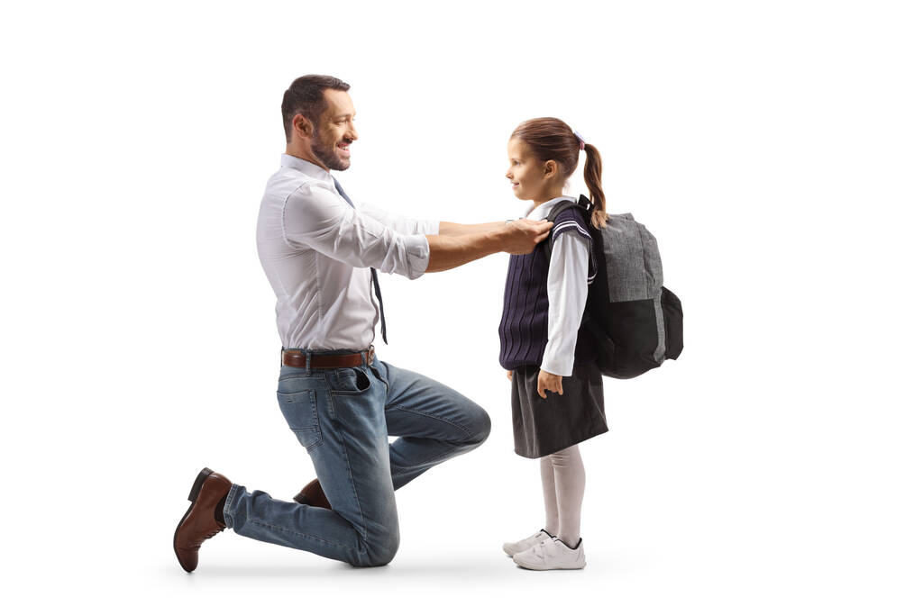 Teljes hossz profilkép egy apa segít egy lány készül az iskolába elszigetelt fehér háttér - Fotó, kép