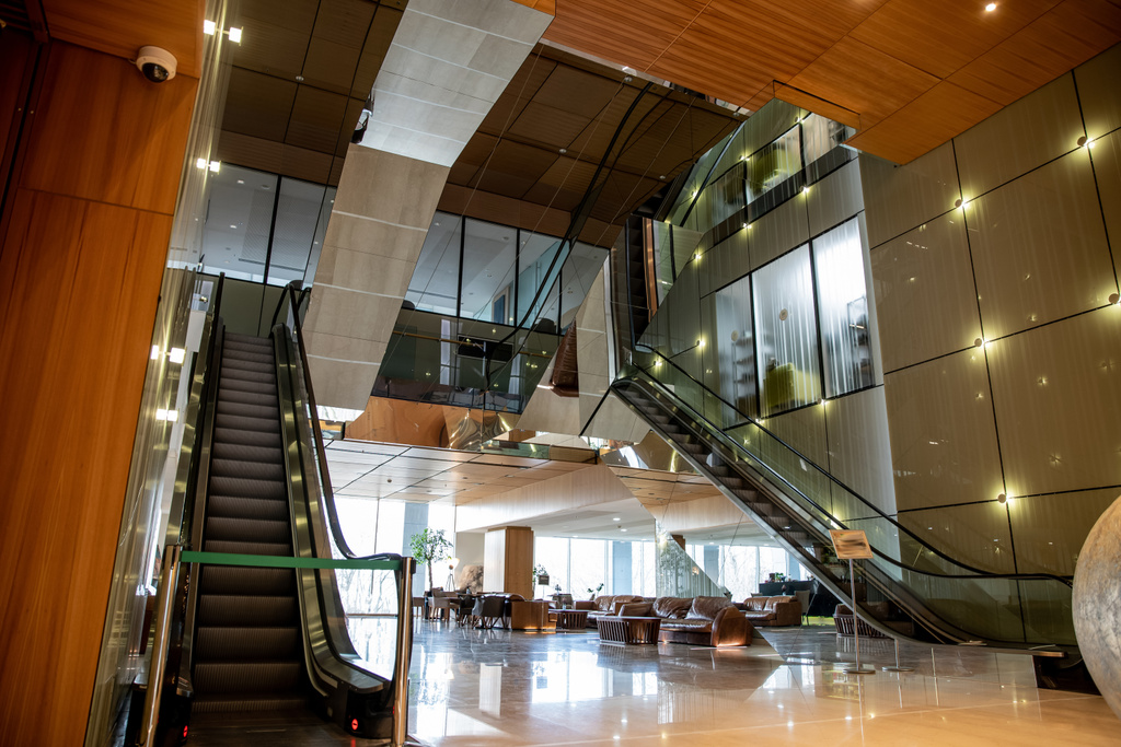 intérieur moderne de l'hôtel avec design sophistiqué lobby, escaliers mécaniques, escalier mobile, canapés en cuir chic, ambiance somptueuse, spacieux et confort, élégance et chic, esthétique  - Photo, image