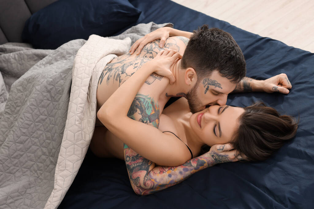 Страстная молодая пара, занимающаяся сексом в постели - Фото, изображение