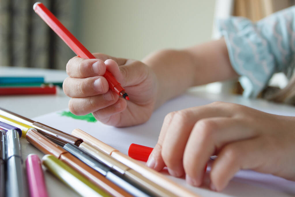 色のついたペンで絵を描くかわいい子供。趣味・教育の概念 - 写真・画像