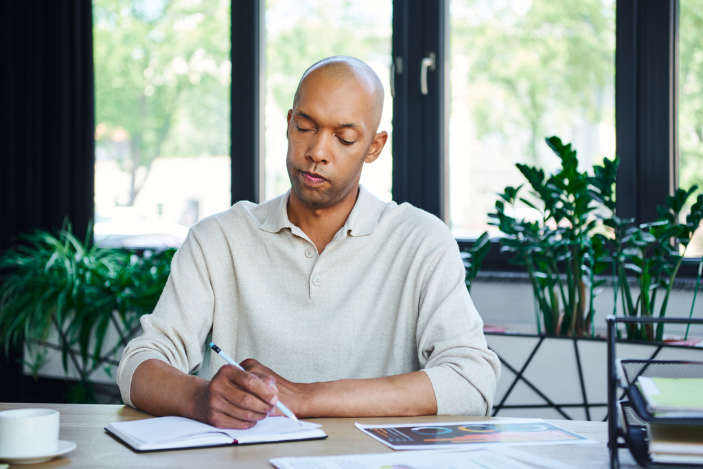 чоловік з синдромом Птозіса приймає нотатки, сміливий афроамериканський бізнесмен на роботі, темношкірий офісний працівник з хворобою міастенії, різноманітністю та включенням  - Фото, зображення