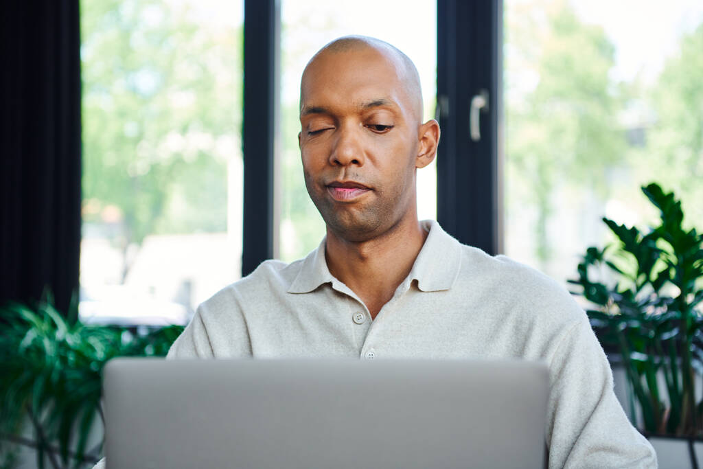 ptose, syndrome oculaire, homme d'affaires afro-américain audacieux regardant un ordinateur portable, employé de bureau à la peau foncée atteint de myasthénie grave, diversité et inclusion, photos de tête professionnelles  - Photo, image