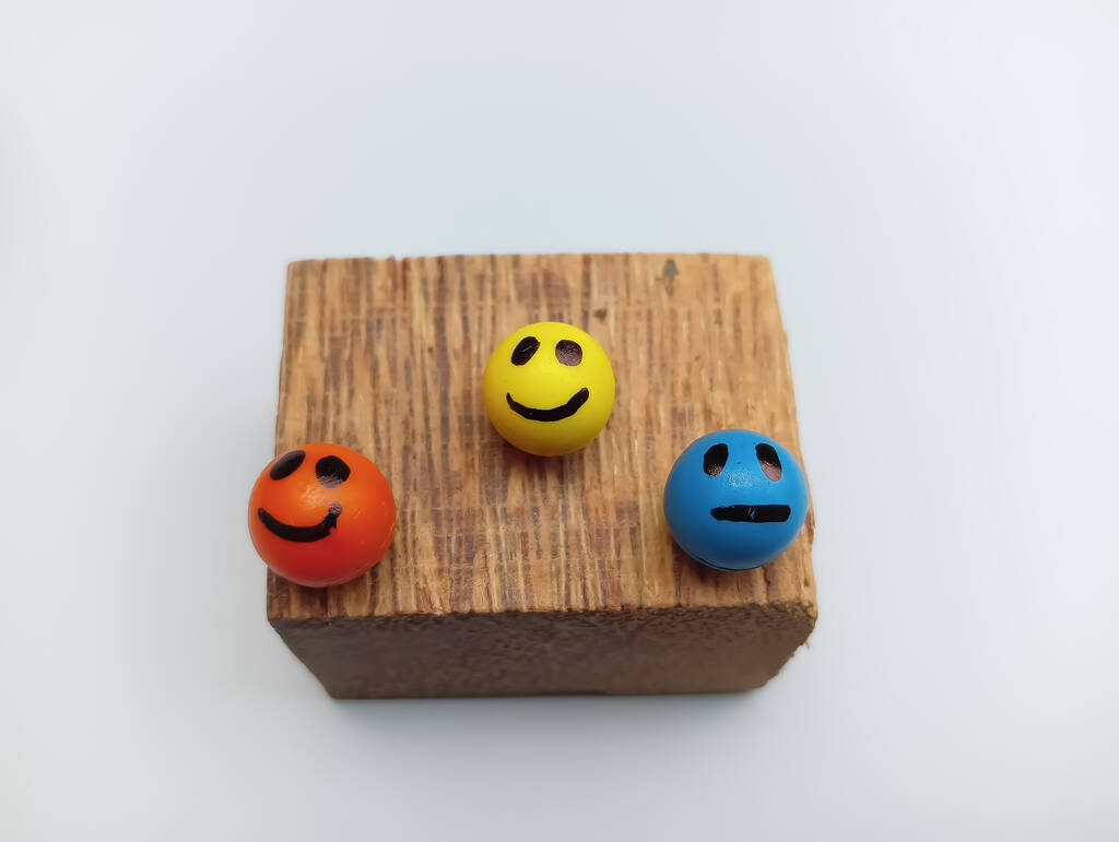 Емоційні посмішки на дерев'яній частині  - Фото, зображення