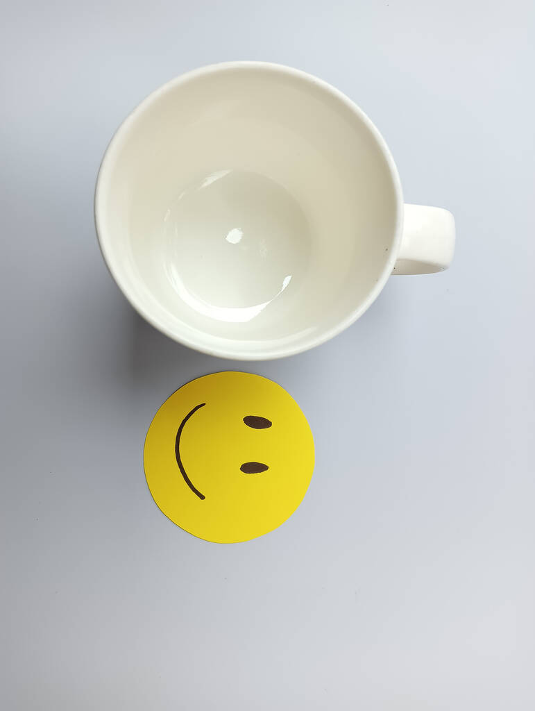 Feliz sonriente y taza de té sobre fondo blanco  - Foto, imagen