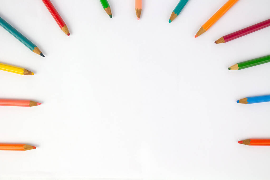 Beyaz bir çarşafa düşmüş renkli çocuk kalemleri oval bir boşluk oluşturarak metinler için yer açıyor. - Fotoğraf, Görsel