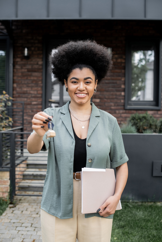 heureux et réussi courtier immobilier afro-américain avec dossier détenant clé près de nouveau chalet - Photo, image