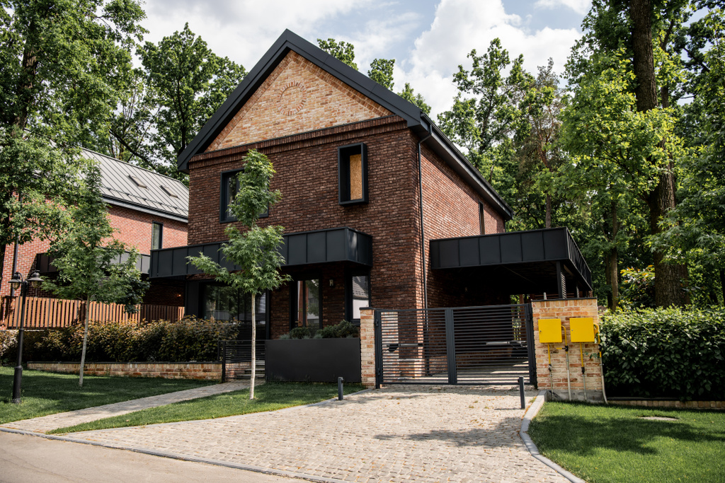 geräumiges Haus mit Ziegelwänden und modernem Design in Hüttenstadt - Foto, Bild