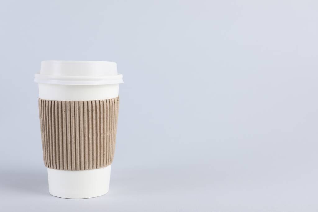 薄い背景にプラスチック蓋付き紙カップ,テキストのためのスペース.コーヒーを飲みに - 写真・画像