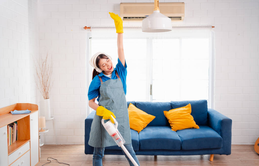 Happy Housework tai kodinhoito palvelu naisten laulaa ja puhdistaa pölyä talossa, siivoustoimisto pienyritys. ammatillinen laitteet puhdistus vanha koti. - Valokuva, kuva
