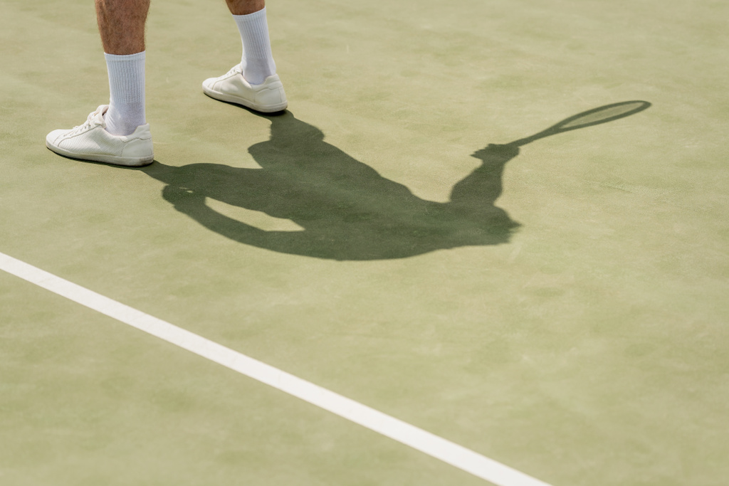 vista recortada del hombre en tenis blanco zapatos y calcetines en la cancha, deporte y ocio, verano, hobby - Foto, imagen