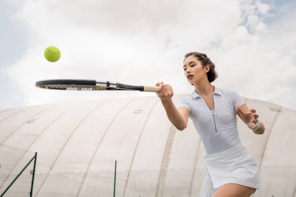belle femme jouant au tennis, coup droit, raquette de tennis et balle, motivation et sport - Photo, image