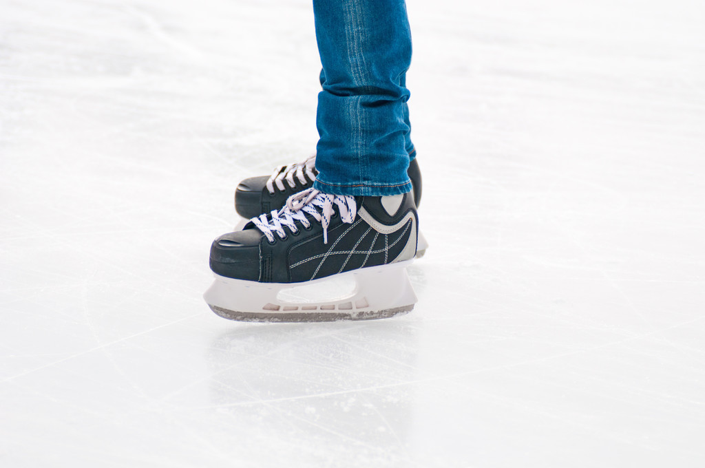 A télen jégpálya korcsolyázó lábak - Fotó, kép