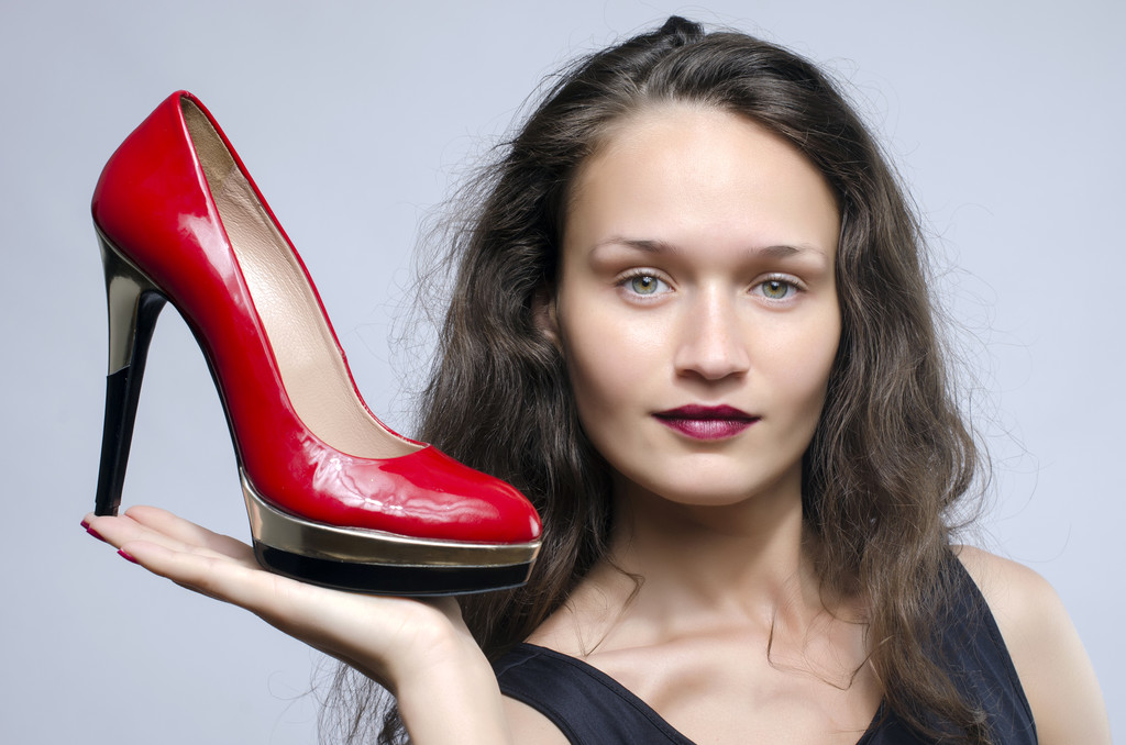 Frau, die in ihre High Heels verliebt ist. schöne Mädchen mit ihrem roten sexy Stiletto-Schuh. Dame kauft Schuhe - Foto, Bild