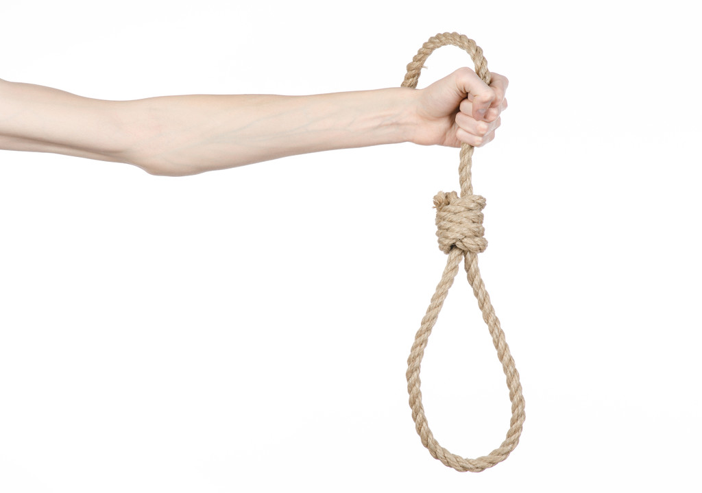 Lynčování a sebevražedné téma: izolovaná mužská ruka drží smyčku lana pro zavěšení na bílém pozadí - Fotografie, Obrázek