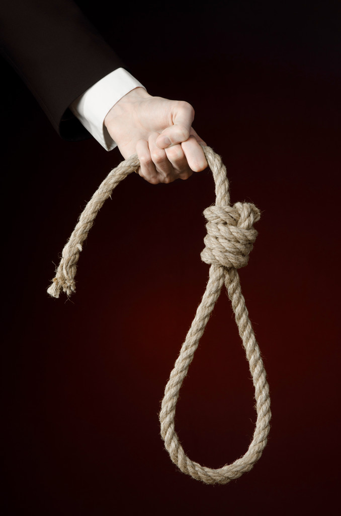 Sebevražda a obchodní téma: rukou podnikatel v držení smyčku lana pro zavěšení na tmavě červená černá bunda izolovány pozadí - Fotografie, Obrázek