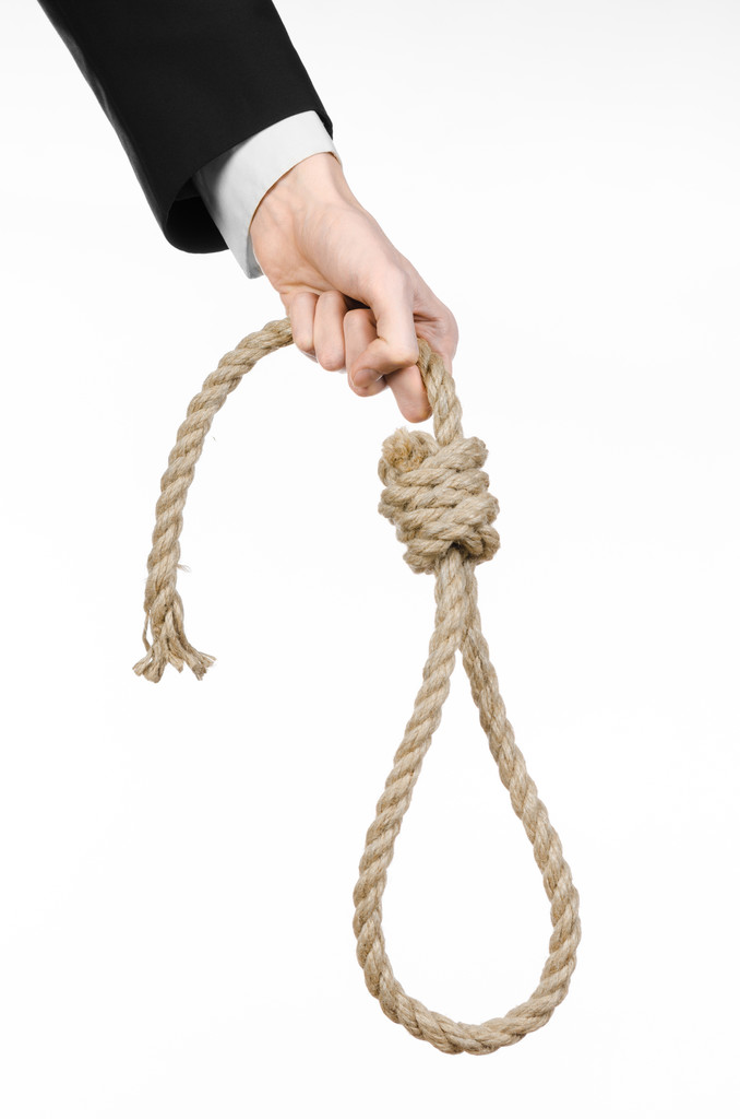 Suicidio y tema de negocios: Mano de un hombre de negocios en una chaqueta negra sosteniendo un lazo de cuerda para colgar sobre fondo blanco aislado
 - Foto, Imagen