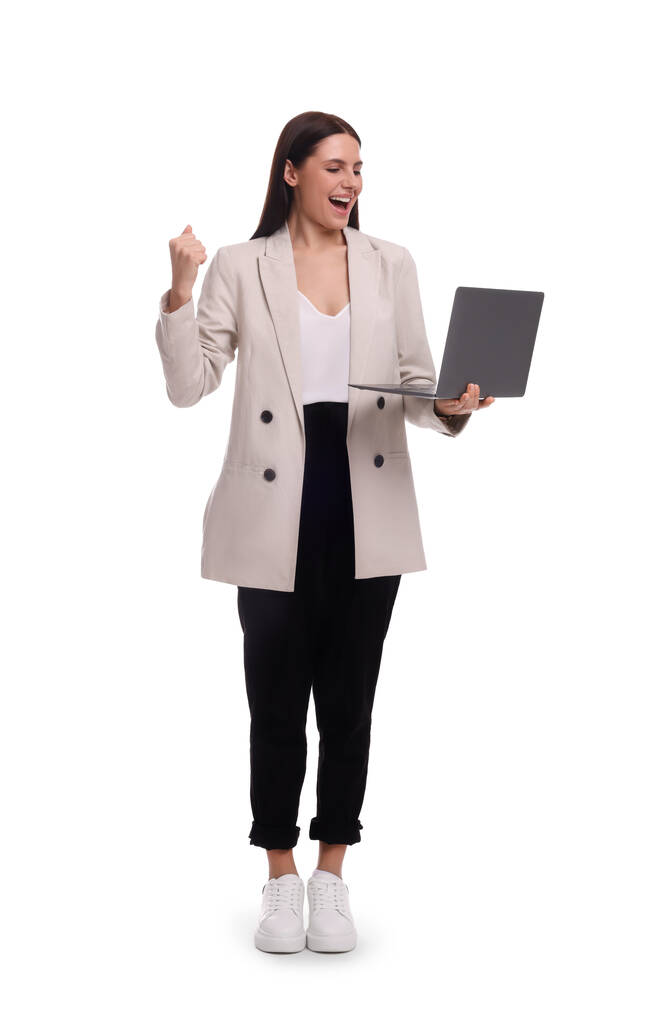 Schöne Geschäftsfrau im Anzug mit Laptop auf weißem Hintergrund - Foto, Bild