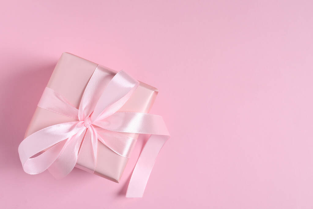 Caja de regalo sobre fondo rosa, vista superior. Espacio para texto - Foto, imagen