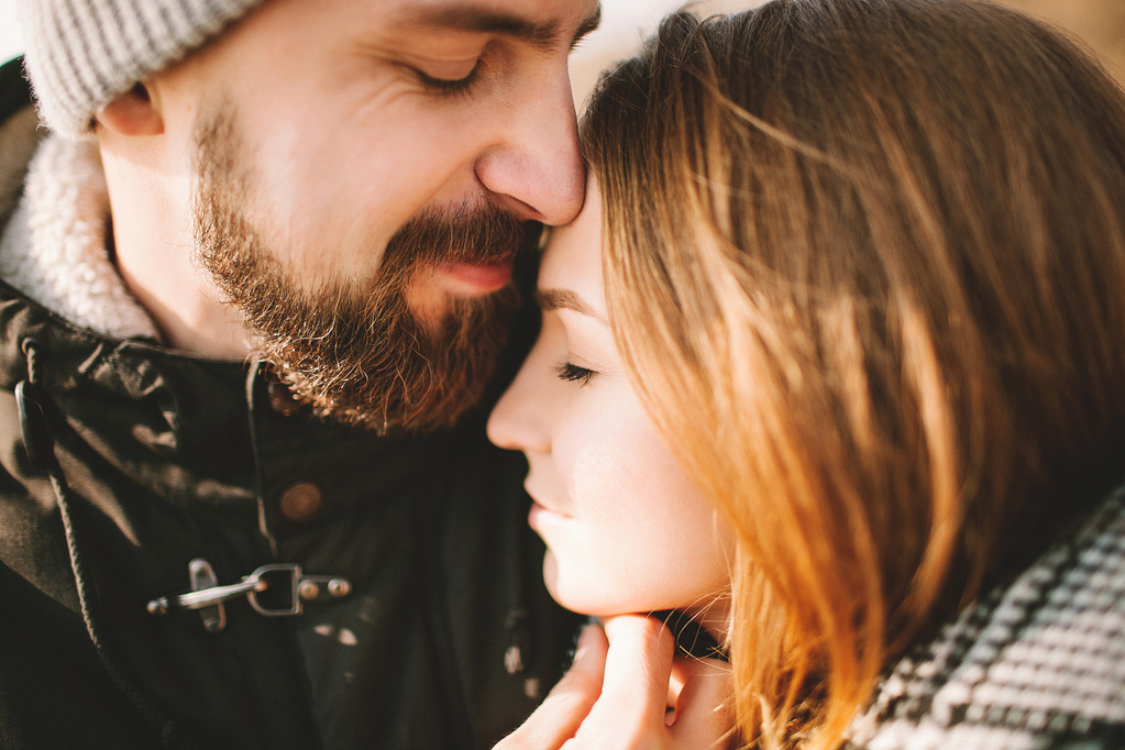 Retrato de cerca de una pareja hipster abrazándose con los ojos cerrados
 - Foto, Imagen