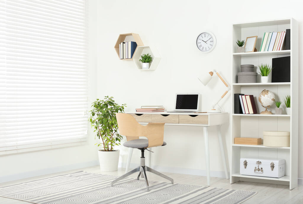 Hermoso lugar de trabajo con cómodo escritorio y silla en casa - Foto, Imagen