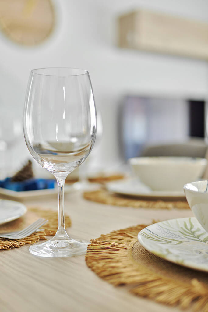 Tiro vertical de copas de vino vacías y vajilla está listo para el almuerzo servido en la mesa de comedor, sin personas - Foto, Imagen