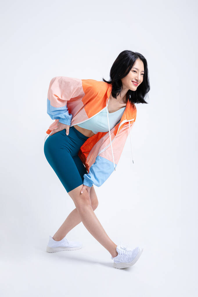 концепція здорової краси фото корейської азіатської красивої жінки, що розтягується курткою - Фото, зображення